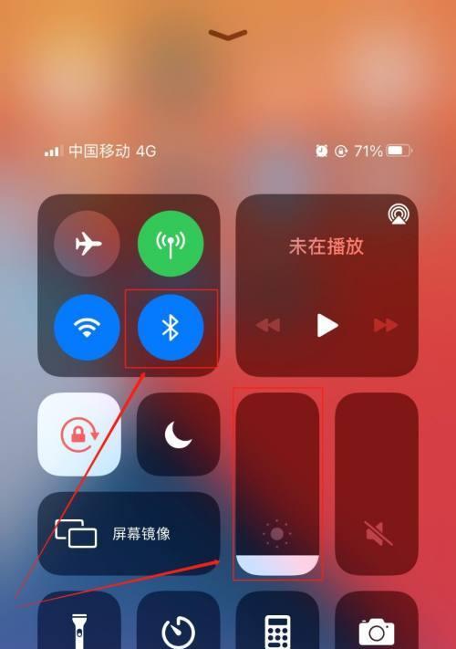 如何处理iPhone屏幕自动变暗的问题（解决iPhone屏幕亮度自动变暗的技巧与方法）